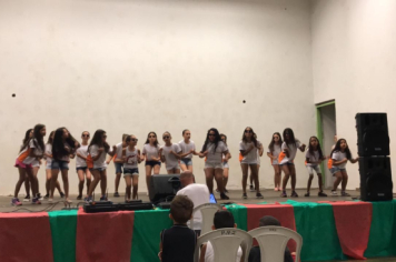 Foto - Jovem cidadão na ceia de natal