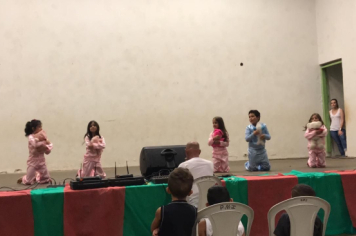 Foto - Jovem cidadão na ceia de natal