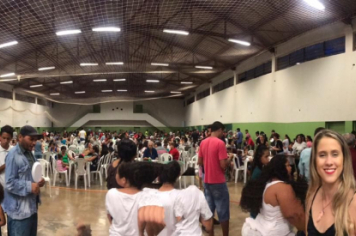 Foto - Jovem cidadão na ceia de natal