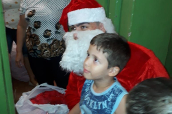Foto - Jovem cidadão na ceia de natal