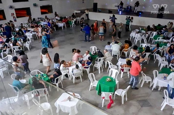 Baile homenageia Pais em grande estilo