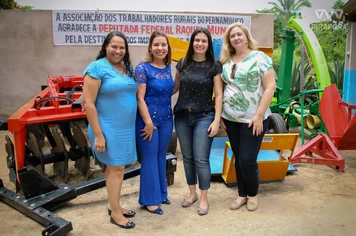 Prefeita Marcella e Deputada Raquel Muniz entregam maquinário para comunidade Pernambuco
