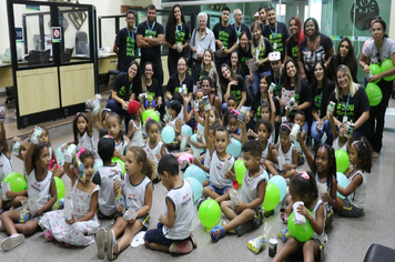 Alunos da escola Rui Barbosa aprendem educação financeira no Sicoob