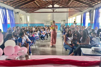 Palestra na Escola Fernão Dias aborda saúde feminina e prevenção na adolescência