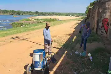 Enquanto o sol faz festa, nós fazemos a limpeza