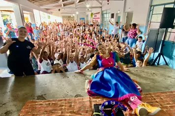 Contação de histórias e distribuição de livros levam sensibilização para inclusão de deficientes, na Escola Geny Hatem