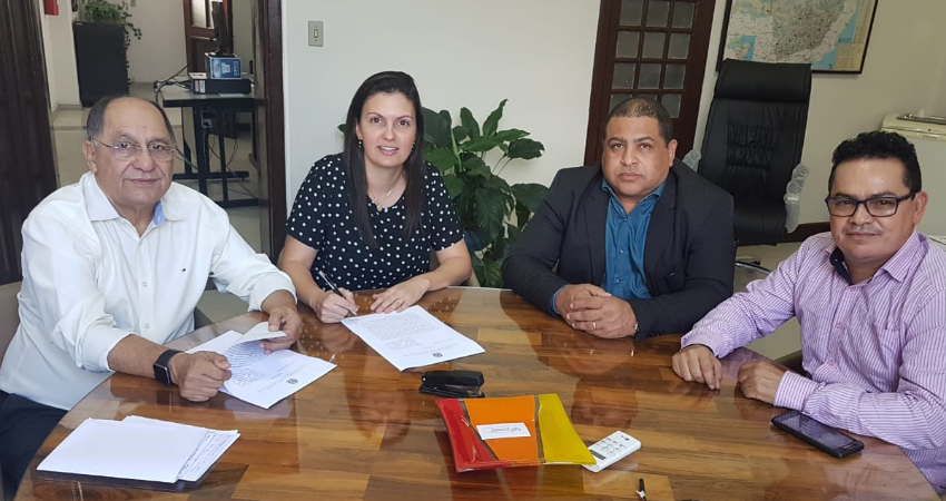 Prefeita Marcella assina convênio