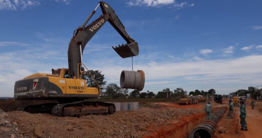Obras de drenagem para o asfalto da Avenida Benjamin Constant