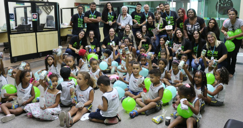 Alunos da escola Rui Barbosa aprendem educação financeira no Sicoob