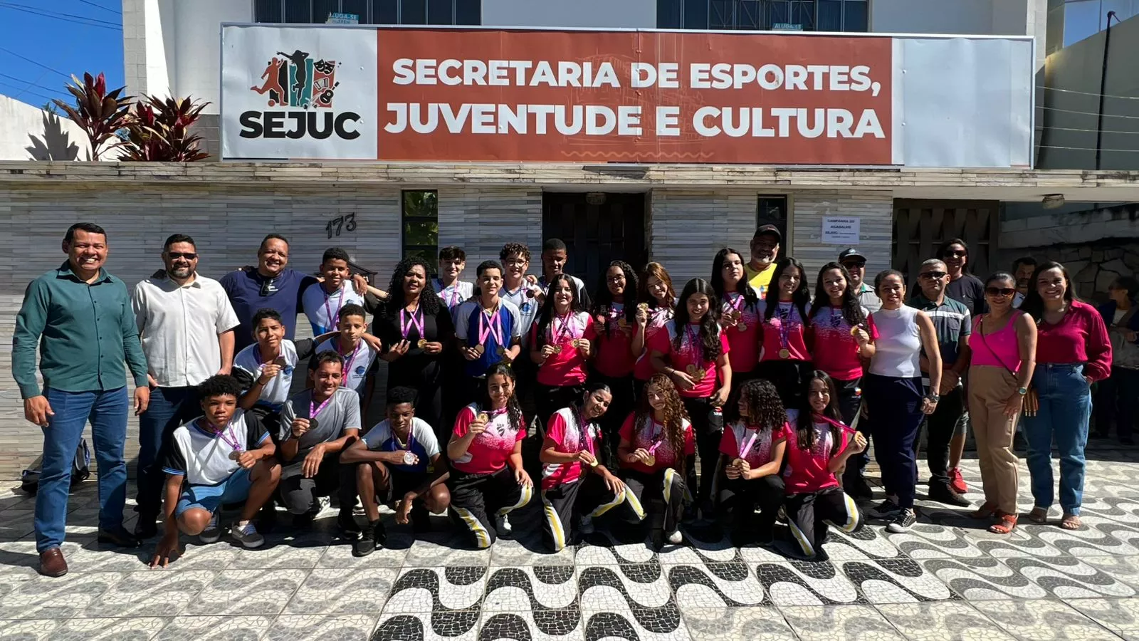 Alunos piraporenses destaques no regional do JEMG foram homenageados pela SEJUC